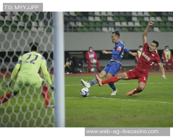 苏宁易购足球队奋勇争先展现团队精神与竞技风采的精彩瞬间 苏宁易购足球队奋勇争先展现团队精神与竞技风采的精彩瞬间